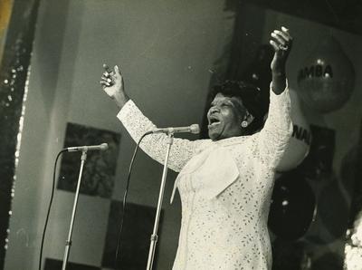 Clementina de Jesus ao microfone