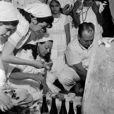 Festa de Cosme e Damião em Centro de Umbanda, agachado, Erivelto Martins