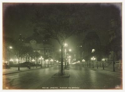 Avenida Rio Branco; ao fundo, o Teatro Municipal