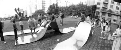 Crianças sobre esculturas no vão livre do Masp