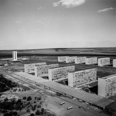 Vistas aéreas de Brasília, Esplanada dos Ministérios e Praça dos Três Poderes ao fundo.