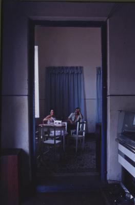 Ao fundo, pessoas não identificadas