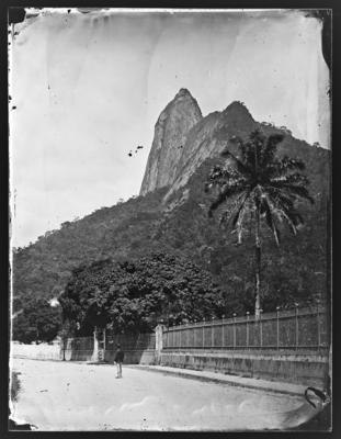 Rua São Clemente; ao fundo, o Morro do Corcovado