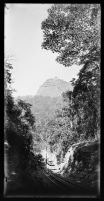 Estrada de Ferro do Corcovado, com o mirante Chapéu do Sol ao fundo