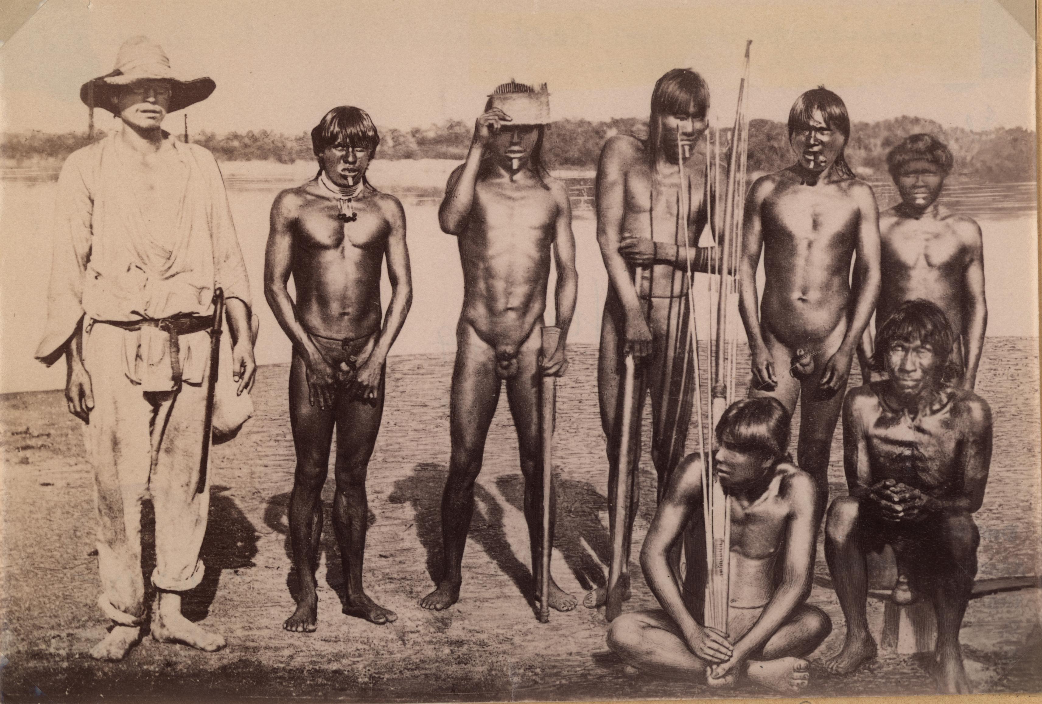 Grupo de indígenas provavelmente do povo  Xambioá com Carl Dhein no Rio Araguaia