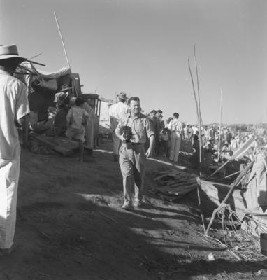 Marcel Gautherot documentando carrancas nas proas dos barcos do rio São Francisco