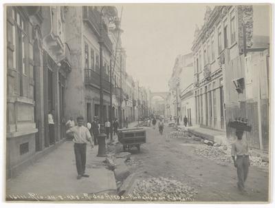Mudança de calçamento na rua dos Arcos