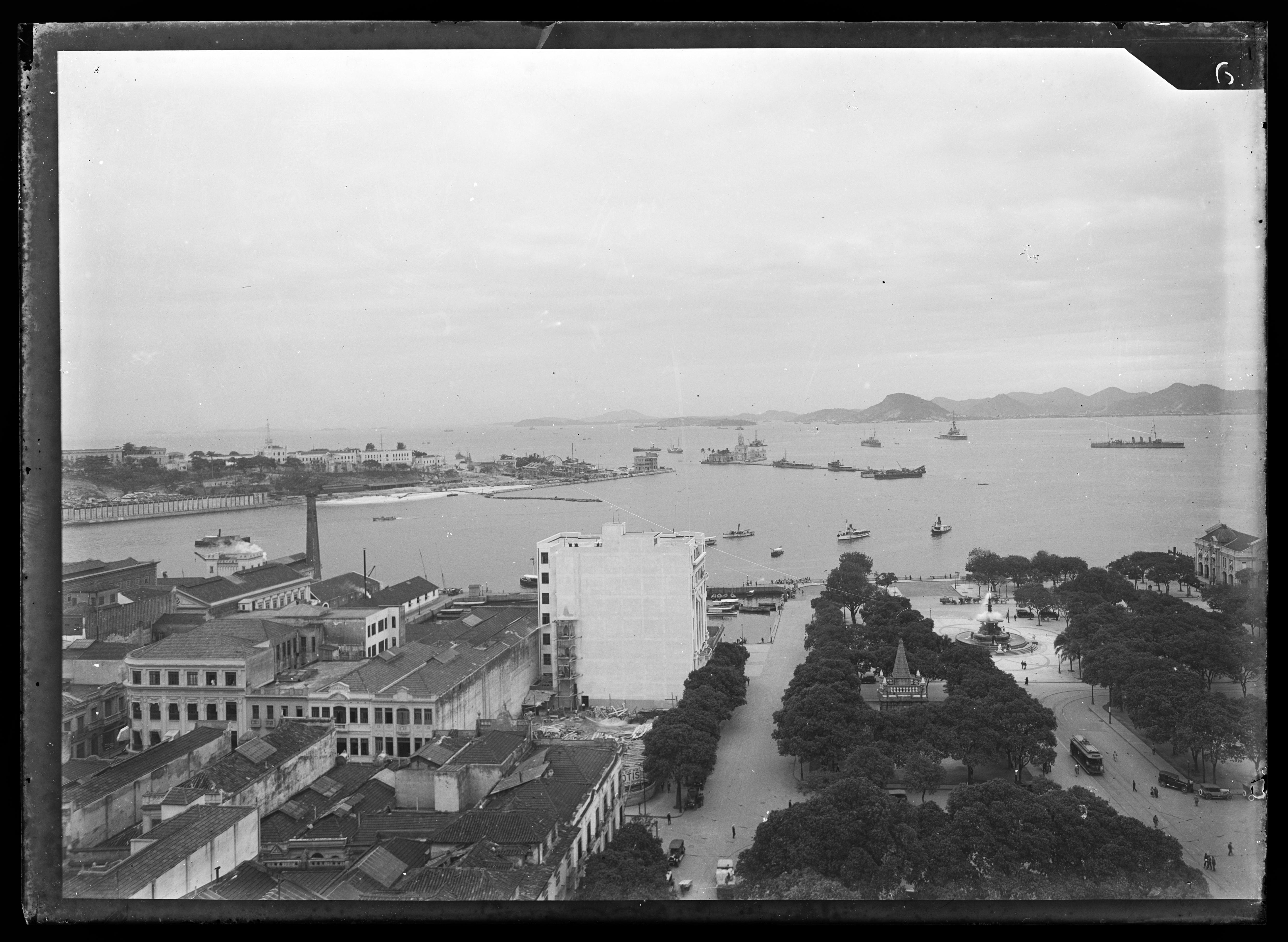 Praça XV de Novembro; vista da torre da Igreja de Nossa Senhora do Carmo da Antiga Sé