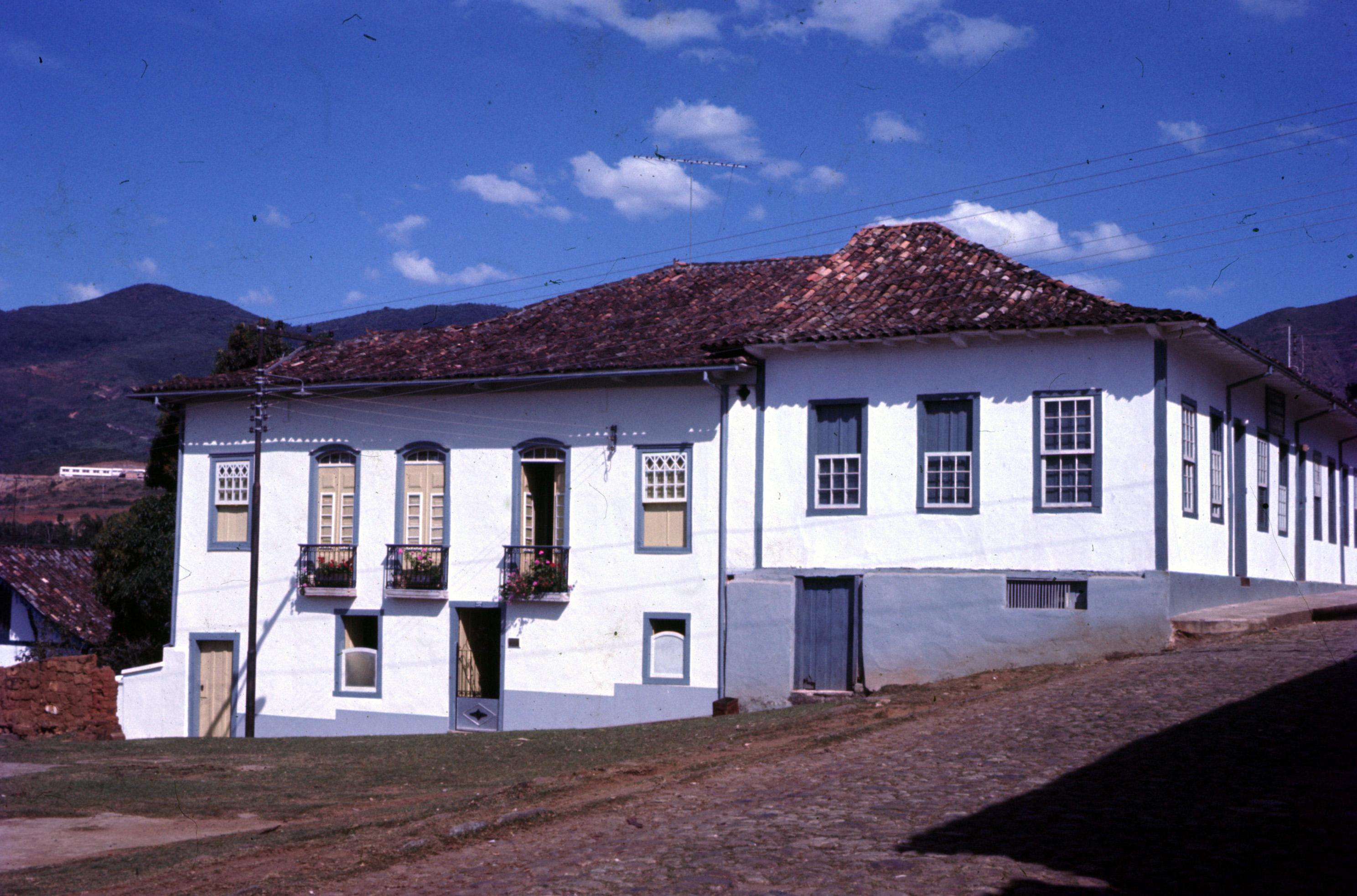 Lateral da Casa de Câmara e Cadeia (à direita) e casario