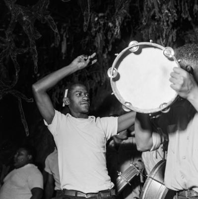 Integrantes da bateria no ensaio da Unidos do Cabuçu