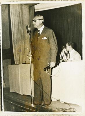 Ary Barroso ao microfone com reco-reco