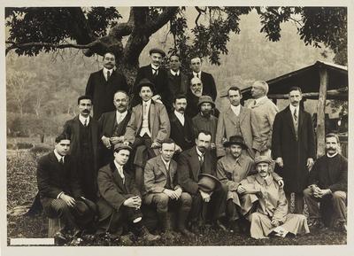 Marc Ferrez em meio a grupo de astrônomos brasileiros e estrangeiros durante a expedição para a observação do eclipse solar