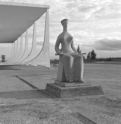 "A Justiça", escultura de Alfredo Ceschiatti