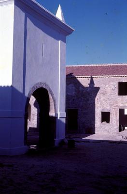 Forte dos Reis Magos - recinto e casa da pólvora (à esquerda)