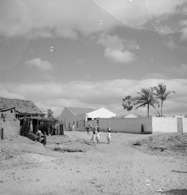 Canindé, mulheres carregando latas d´água na cabeça