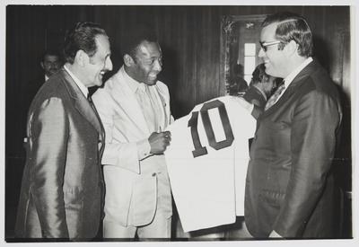 Oferta da camisa 10 de Pelé (usando terno claro) ao então ministro Pratini de Moraes (usando óculos)