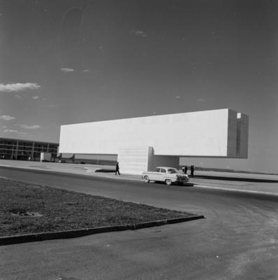 Museu Histórico de Brasília. Ao fundo, o Palácio do Planalto.