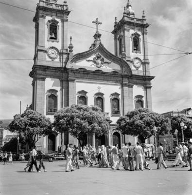 Carnaval de rua, em frente  à igreja de São Francisco de Paula