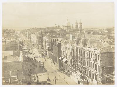 Construção da Avenida Central - edifícios em obras; trecho em direção à Prainha, atual Praça Mauá
