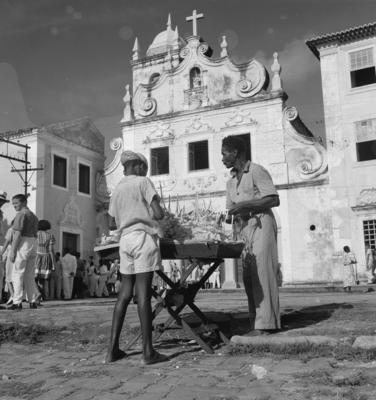 Vendedores ambulantes em frente a Igreja Nossa Senhora das Neves