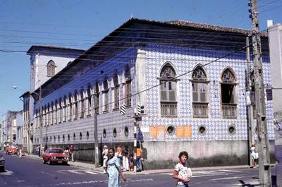 Casa de porão alto e azulejada, com janelas vergas apontadas