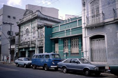 Casas e Solar do Barão de Guajará (à direita)