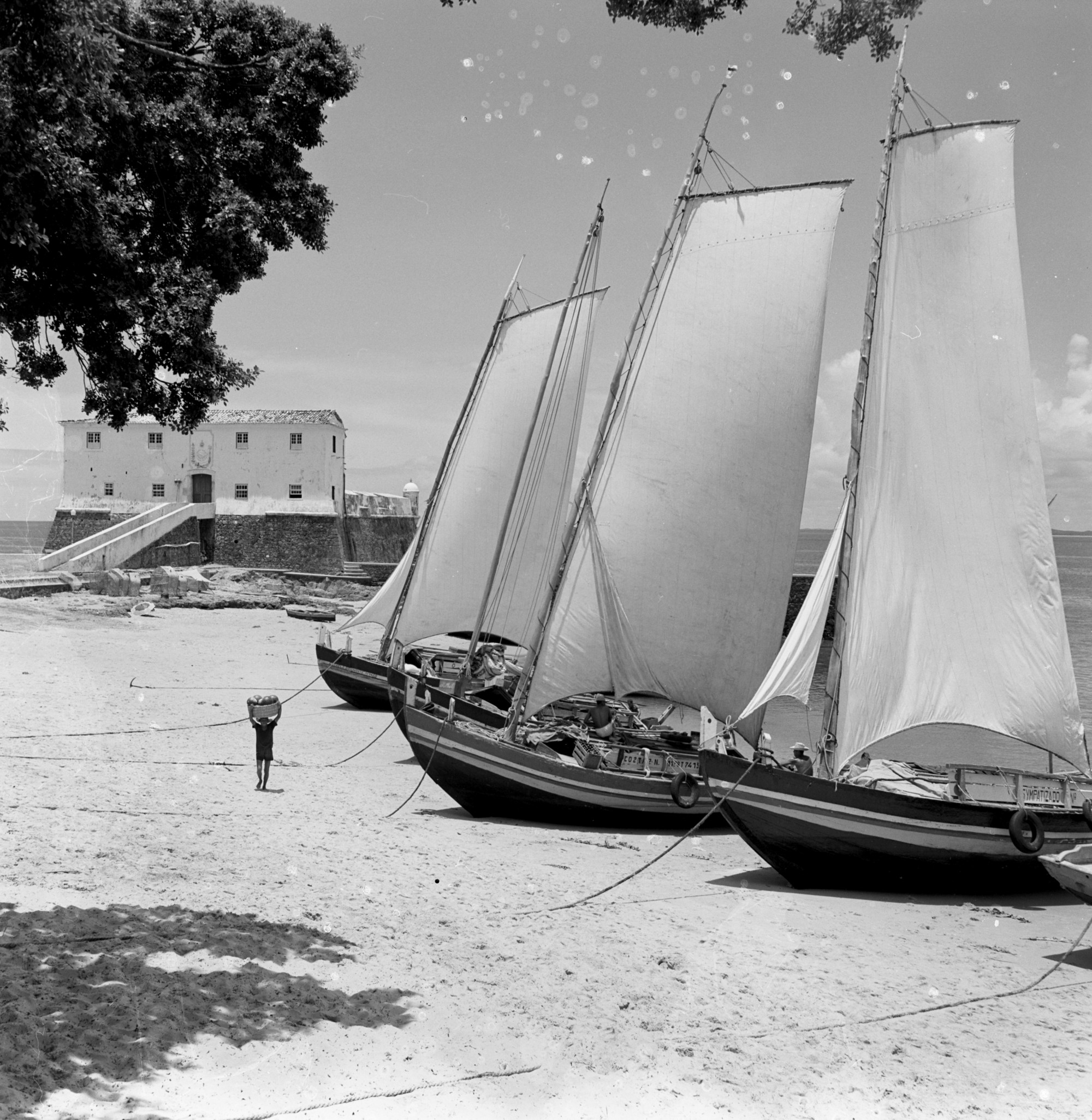 Embarcações próximas ao Forte de Santa Maria