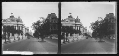 Avenida Rio Branco; Teatro Municipal (à esquerda) e o Museu Nacional de Belas Artes (à direita)