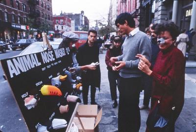 Banca de venda de máscaras com temática animal: "Animal nose masks"