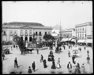 Largo de São Francisco de Paula, Escola Politécnica e, ao fundo, o prédio do Real Gabinete Português de Leitura