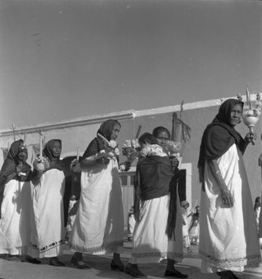 Mulheres em procissão