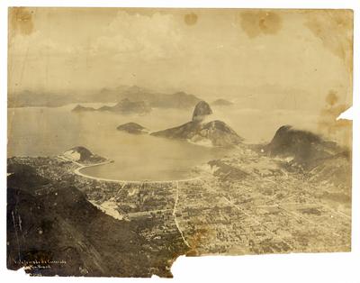 Enseada de Botafogo vista do alto do Corcovado; ao fundo, o Morro do Pão de Açúcar