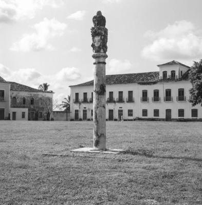Ruínas da Igreja de São Matias, com Pelourinho