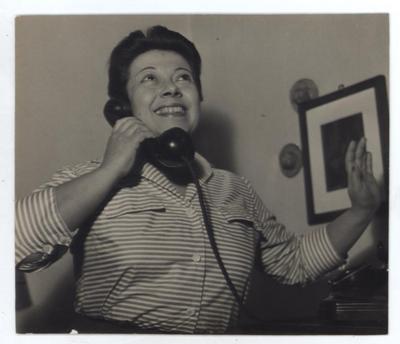 Lupe Ferreira ao telefone