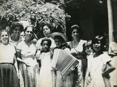 Dona Canô com Bethânia, Caetano e família