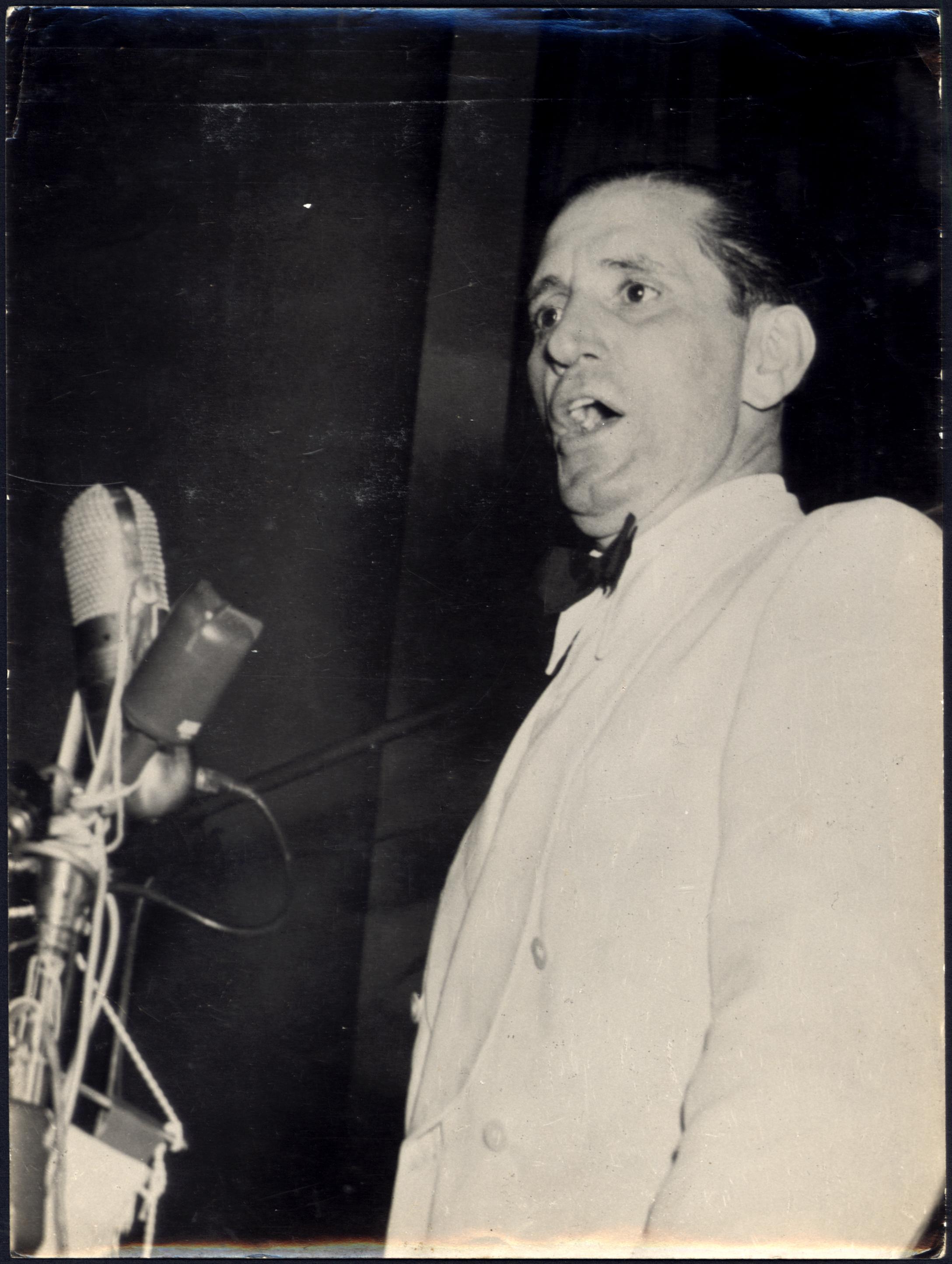 Francisco Alves ao microfone