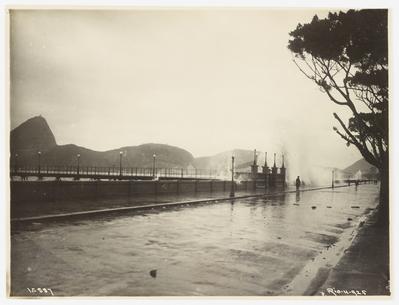 Ressaca na praia do Flamengo