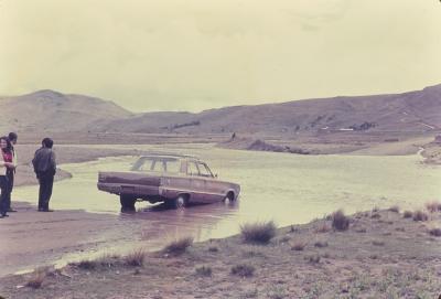 Carro quebrado no trajeto para o altiplano andino