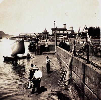 Cais da Praça do Mercado da Praia do Peixe; ao fundo, a Estação das Barcas