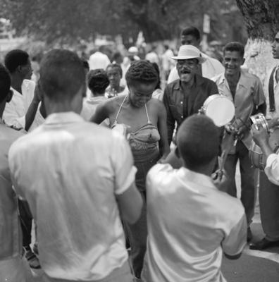 Integrantes da bateria no ensaio na Mangueira