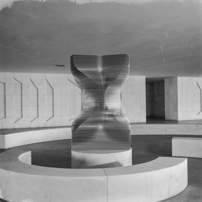 Obra da série do Polivolume de Mary Vieira