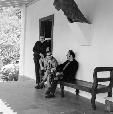 Em pé, Jorge Machado Moreira; de gravata, Vladimir Murtinho, no Sítio Burle Marx, na ocasião da visita de Pablo Neruda