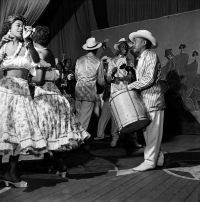 Cabrochas e ritmistas, ao fundo, com o apito, Herivelto Martins