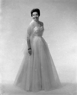 Lucia Bueno com vestido de baile