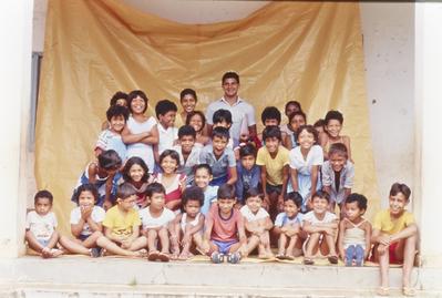 Alunos da escola rural com o professor Celso Oliveira