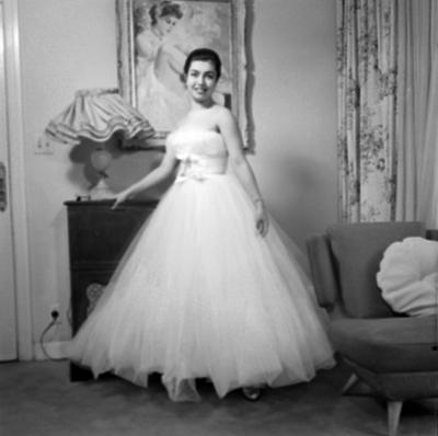 Marilu Martinelli com vestido de baile