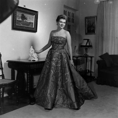 Vera Helena Americano com vestido de baile