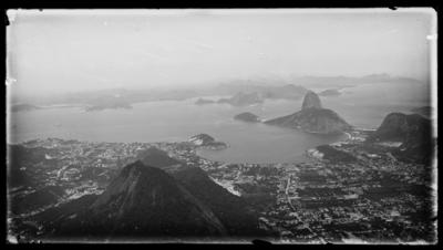 Vista dos bairros de Botafogo, Flamengo e Urca; tomada do Corcovado