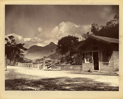 Estrada União e Indústria, vendo-se o pedágio do Vale do Retiro