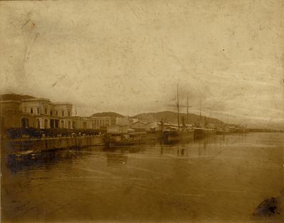 Vista do cais com a alfândega